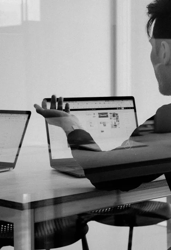 Equipo revisando procesos